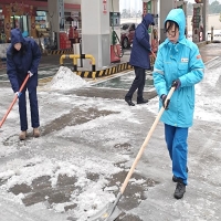 岳阳中石油：响应市文明办倡议除冰雪，筑牢保供“温暖防线”