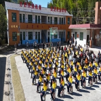 湖南城步茅坪镇大古中心学校举行纪念红军长征胜利九十周年暨市关工委爱心校服捐赠活动