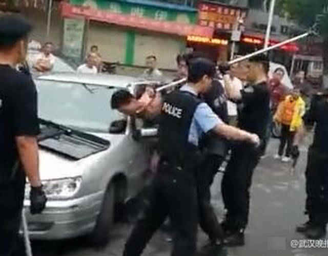 6月5日清晨,湖北省武汉市蔡甸区蔡甸街蔡张二路一男子赤身裸体持水果刀将4名路人捅伤。蔡甸警方赶赴现场对嫌疑人进行合围,最终在蔡甸利红超市门前路边用钢叉将其控制并抓获。来源:武汉晚报 6月5日清晨,湖北省武汉市蔡甸区蔡甸街蔡张二路一男子赤身裸体持水果刀将4名路人捅伤。蔡甸警方赶赴现场对嫌疑人进行合围,最终在蔡甸利红超市门前路边用钢叉将其控制并抓获。来源:武汉晚报