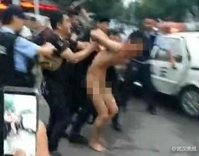 经查,钱某系蔡甸街人,27岁。目前,4名伤者中一名抢救无效不幸身亡,另外3名伤者经及时救治已无生命危险。案件正在进一步办理之中。 经查,钱某系蔡甸街人,27岁。目前,4名伤者中一名抢救无效不幸身亡,另外3名伤者经及时救治已无生命危险。案件正在进一步办理之中。