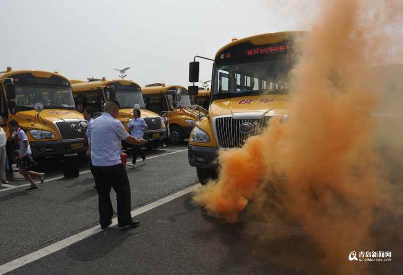 高清:市南校车消防演练 学生一分钟内成功逃离