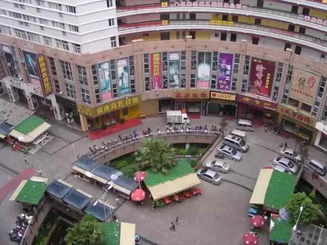 丧心病狂!女子因何在商场门口惨遭割喉?