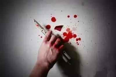 丧心病狂!女子因何在商场门口惨遭割喉?