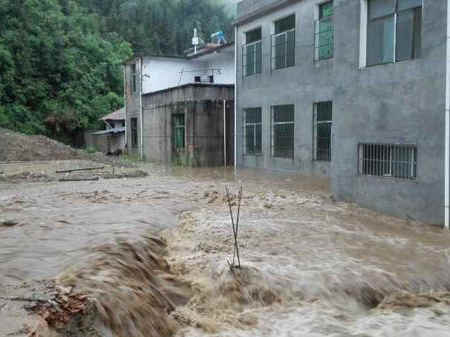 大妈网恋高富帅被骗!南方暴雨八省万人受灾!
