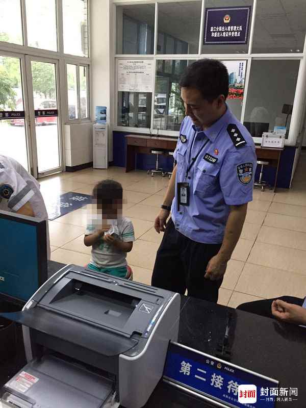 3岁男孩头卡防盗窗悬空挣扎 民警撞门而入救援