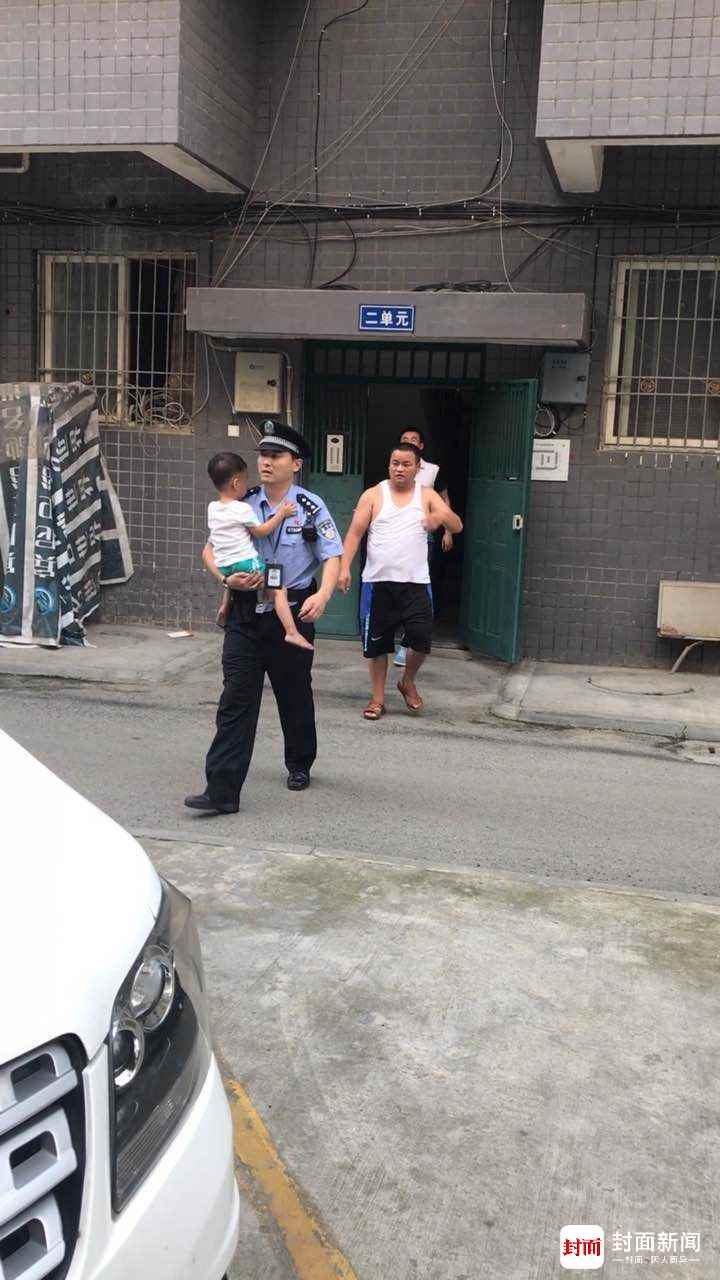 3岁男孩头卡防盗窗悬空挣扎 民警撞门而入救援