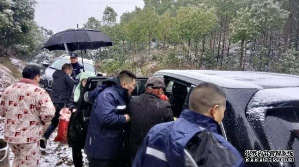 湖南株洲一高速环卫工人失联20小时，民警在大雪的山头找到